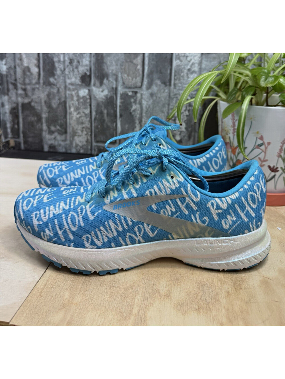 Brooks Launch 7 women /White Low Top Lace-Up Sneaker 120322-1B-406